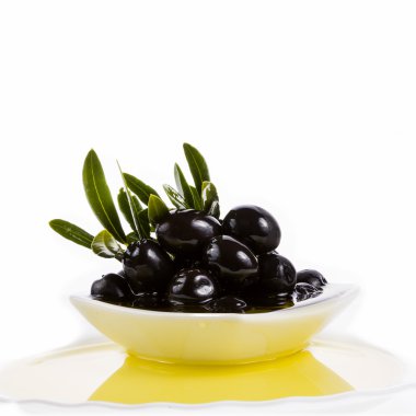 Zeytinyağı ve Siyah Zeytin ile kase