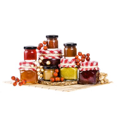 Beyaz zemin üzerine kavanoz marmelat