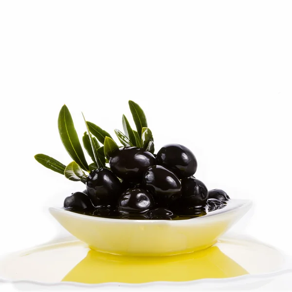 Tál, fekete olajbogyó és olívaolaj — Stock Fotó