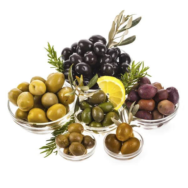 Мариновані оливки в скляних мисках — стокове фото