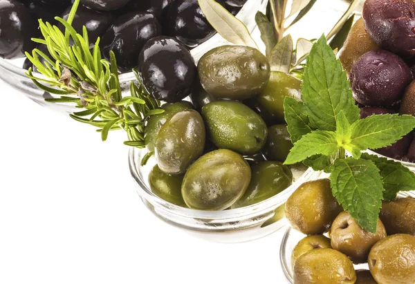 Nakládané olivy ve skleněné mísy — Stock fotografie