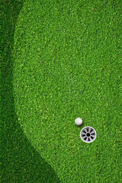 A bola no buraco no campo de golfe — Fotografia de Stock