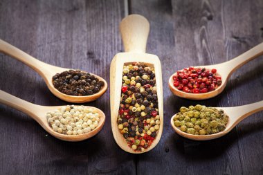 Bir tahta kaşık karışık karabiber