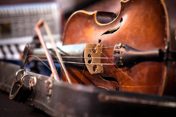 Vintage viejo usado violín y arco — Foto de Stock