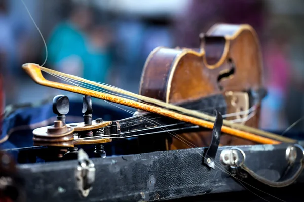 Vintage old used violin and bow — Stock Photo, Image