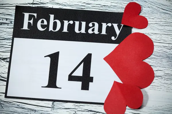 14. února, den svatého Valentýna, srdce z červeného papíru — Stock fotografie