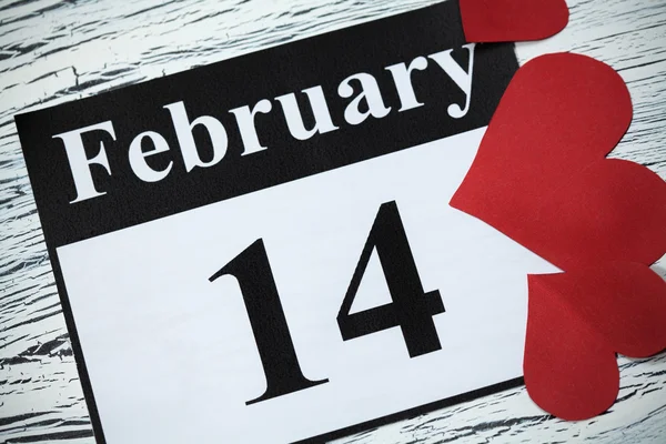 14 февраля, День Святого Валентина, сердце из красной бумаги — стоковое фото