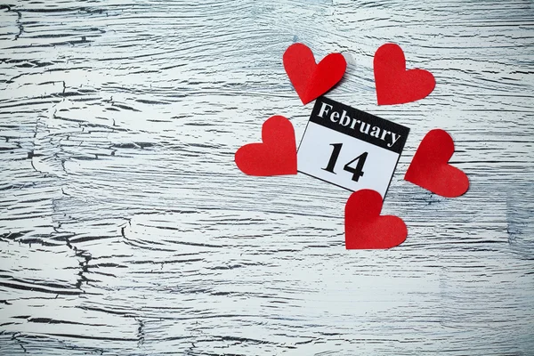 14 Şubat Sevgililer günü, kalp kırmızı kağıttan — Stok fotoğraf