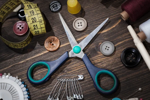 Vintage set of threads, scissors and buttons — Stock Photo, Image