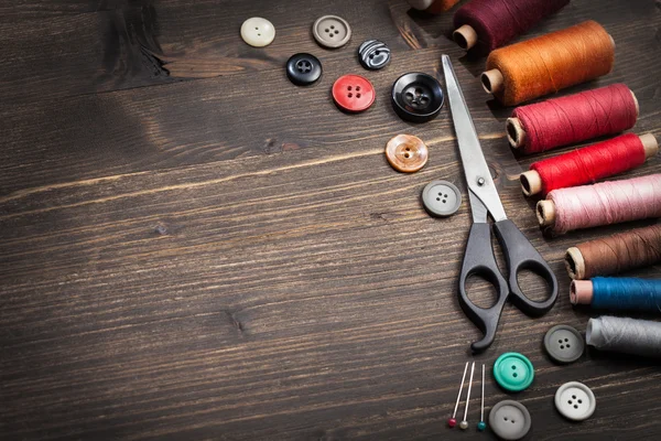 Винтажный набор нитей, ножниц и кнопок — стоковое фото