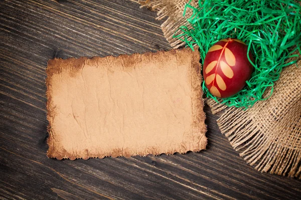 Red Easter Egg en oude vintage papier kaart — Stockfoto