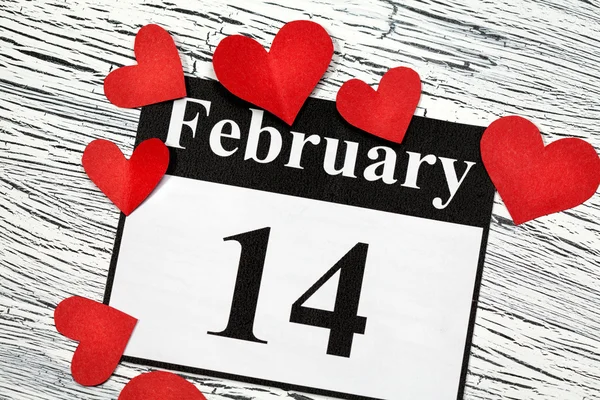 14 februari alla hjärtans dag - hjärtat från rött papper — Stockfoto
