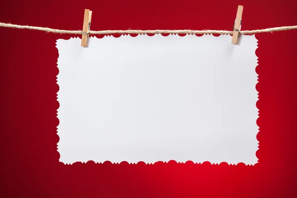 Puste rocznika białą księgę na czerwonym tle — Zdjęcie stockowe