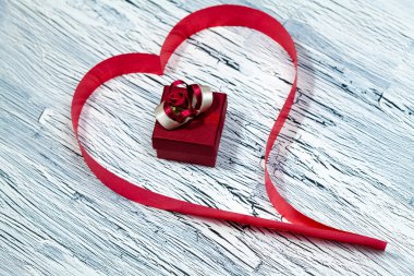 14 Şubat Sevgililer günü - kırmızı kurdele yürekten