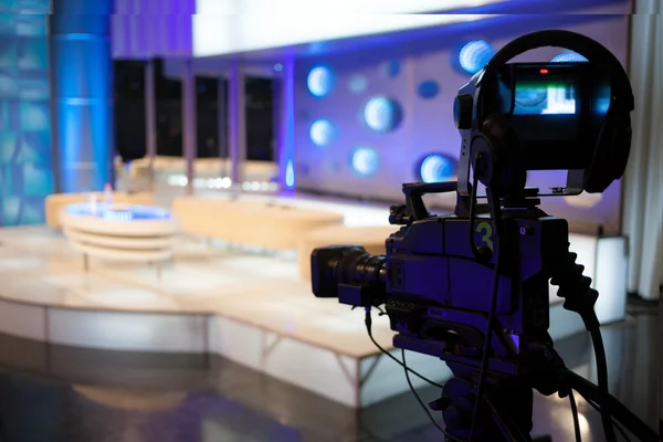 Câmera de vídeo - show de gravação no estúdio de TV — Fotografia de Stock