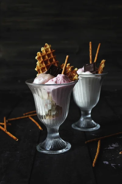 ワッフルとチョコレート アイス クリーム ロイヤリティフリーのストック画像