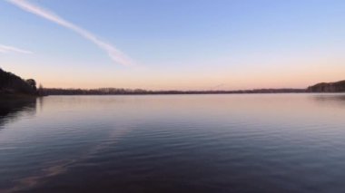 Sabahın köründe göl. Güzel manzara. Sakin doğa arka planı