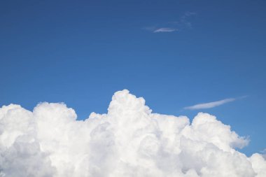 Beyaz, kalın bulutlar ve mavi gökyüzü arka planı. Güneşli bir gün