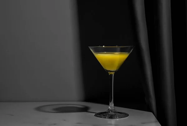 Succo Arancia Cocktail Limone Vetro Sul Tavolo Marmo Colori Gialli — Foto Stock