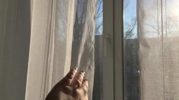 Χέρι Της Γυναίκας Ανοίγει Κουρτίνες Μια Ηλιόλουστη Μέρα Πυροβολισμός Από — Αρχείο Βίντεο