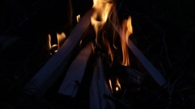 Geceleri şenlik ateşi. Kamp ateşi arka planı. Yanan ateş, kapan alevler