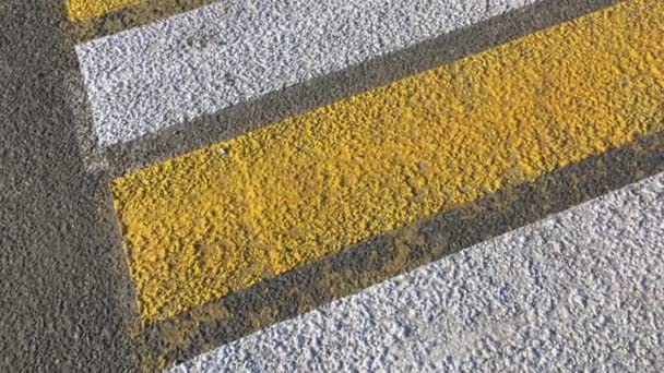斑马过境点在沥青路面上 有白色和黄色条纹的行人过马路 旋转的观点 — 图库视频影像