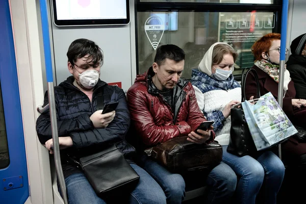 Mosca Russia Ottobre 2020 Uomo Vagone Della Metropolitana Sta Guardando — Foto Stock