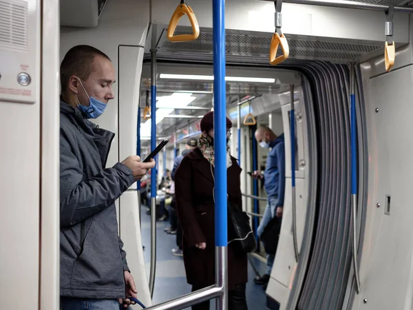 Moskou Rusland Oktober 2020 Een Man Een Metrowagon Kijkt Enthousiast — Stockfoto