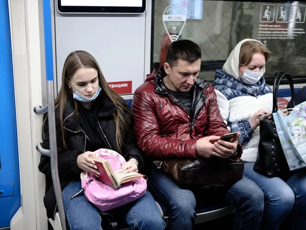 Mosca Russia Ottobre 2020 Una Ragazza Vagone Della Metropolitana Legge — Foto Stock