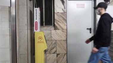 Moskova. - Rusya. 8 Ekim 2020. Metrodan ayrılan yolcular ellerini otomatik dezenfektanla dezenfekte ediyorlar. Viral enfeksiyonların yayılmasını önlemek için devlet önlemleri. Koronavirüsün ikinci dalgası.