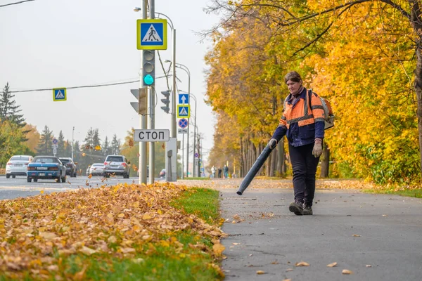 Moscú Rusia Octubre 2020 Una Trabajadora Servicios Públicos Usa Soplador — Foto de Stock