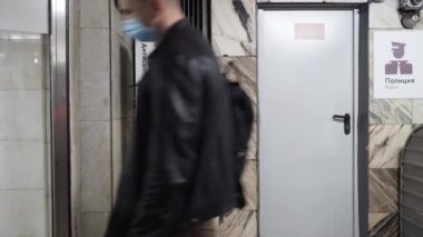 Moskova. - Rusya. 8 Ekim 2020. Metrodan ayrılan yolcular ellerini otomatik dezenfektanla dezenfekte ediyorlar. Viral enfeksiyonların yayılmasını önlemek için devlet önlemleri. Koronavirüsün ikinci dalgası.