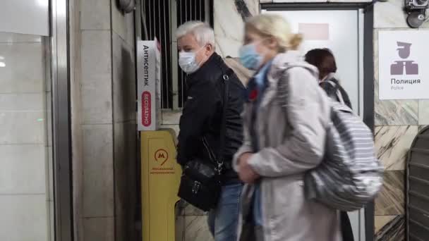 Moscow Russia October 2020 Passengers Leaving Metro Disinfect Hands Automatic — Stock Video