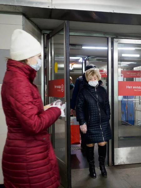 Moskwa Rosja Października 2020 Pasażerowie Noszący Maski Twarzy Opuszczają Stację — Zdjęcie stockowe