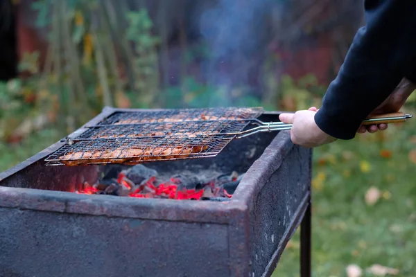 Barbekyu Panggang Atas Barbekyu Tangan Seorang Pria Potongan Daging Babi — Stok Foto