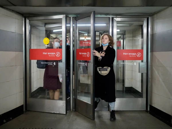 Moskva Rusko Října 2020 Cestující Obličejových Maskách Opouštějí Stanici Metra — Stock fotografie