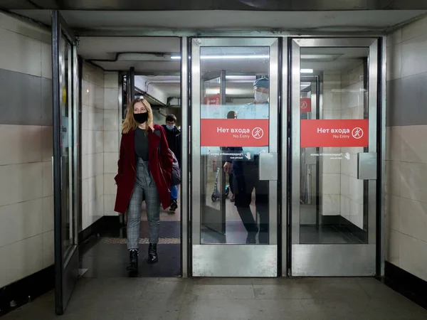 Moskou Rusland Oktober 2020 Passagiers Met Gezichtsmaskers Verlaten Het Metrostation — Stockfoto