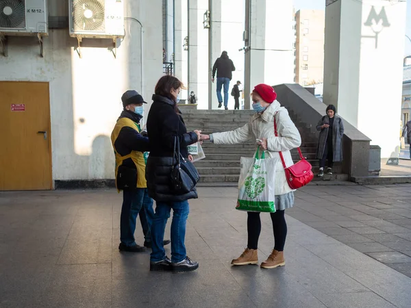 Moskau Russland Oktober 2020 Ein Mann Mit Mundschutz Und Uniform — Stockfoto