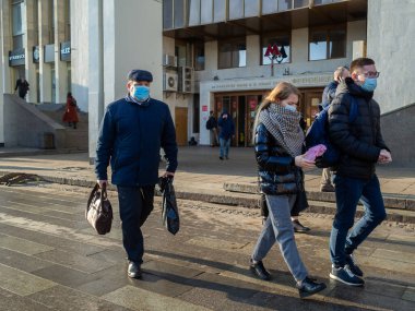 Moskova. - Rusya. 28 Ekim 2020. Koruyucu sağlık maskeleri takmış insanlar hemen işe koyulurlar. Şehirde güneşli bir gün. Kirlenmeye karşı önlemler. Koronavirüs salgınının ikinci dalgası..