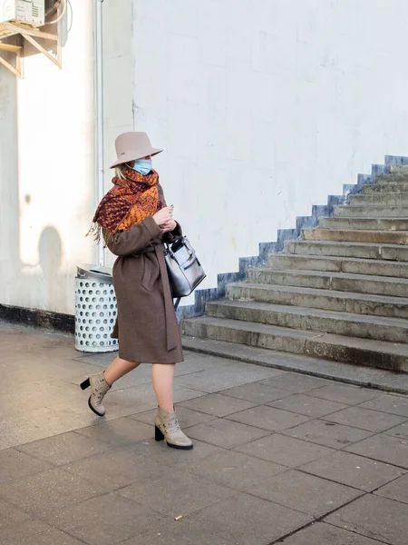 モスクワだ ロシアだ 2020年10月28日 帽子を被った女性と防護医療マスクが街中を歩いている 晴れた日 汚染に対する注意 コロナウイルスのパンデミックの第二波 — ストック写真