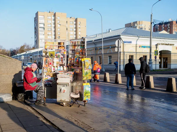 Moszkva Oroszország 2020 Október Egy Újságokat Magazinokat Árul Egy Városi — Stock Fotó