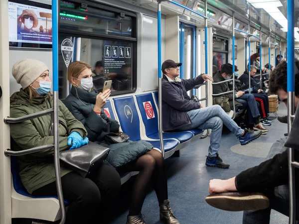 Moskou Rusland Oktober 2020 Een Jonge Vrouw Een Metro Passagier — Stockfoto