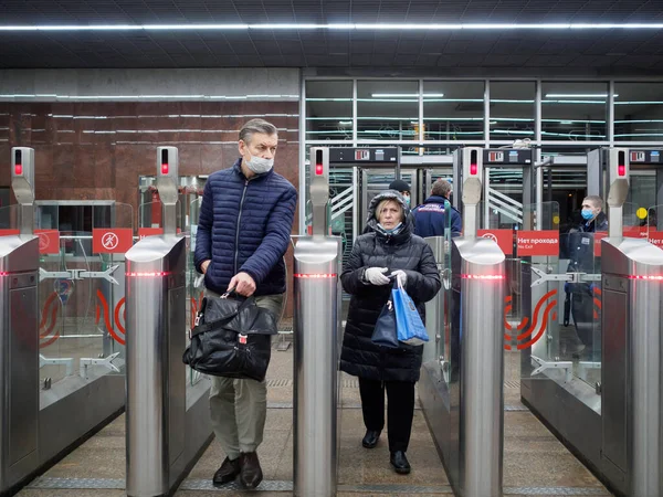 Moskova Rusya Ekim 2020 Yolcular Moskova Metro Istasyonundaki Otomatik Turnikelerden — Stok fotoğraf