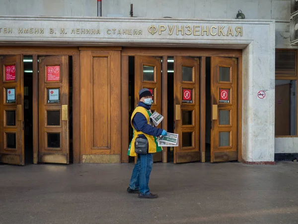 Moskwa Rosja Października 2020 Mężczyzna Masce Mundurze Rozdaje Gazety Ludziom — Zdjęcie stockowe