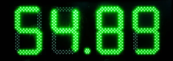 電子基板上の緑のLed番号 89の数字は汚れたガラスを通して成長します 燃料代は — ストック写真