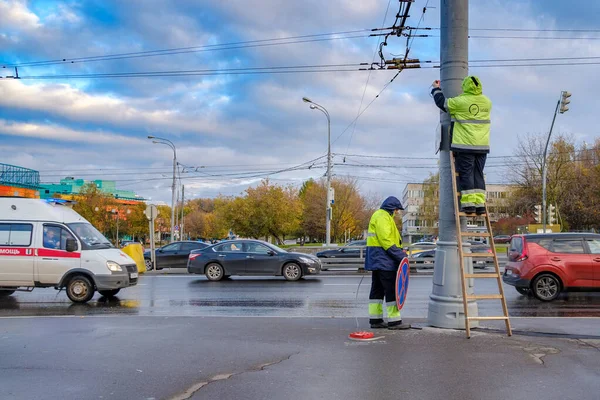 Moszkva Oroszország 2020 Október Két Sárga Egyenruhás Munkás Útjelzőt Állít — Stock Fotó