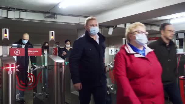 莫斯科 俄罗斯 2020年11月1日 乘客在莫斯科地铁站通过自动转门 在人的脸上 戴上防护面具 防止病毒感染和传播 — 图库视频影像