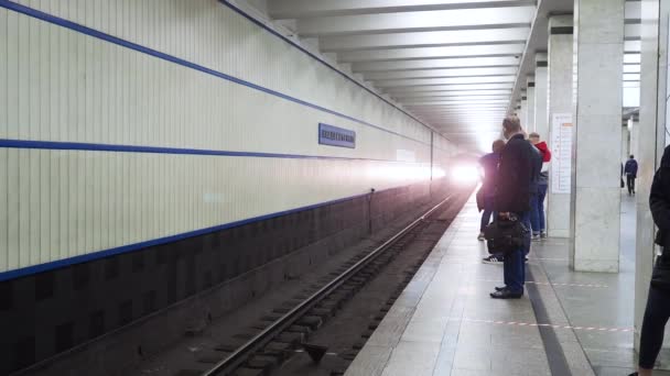 莫斯科 俄罗斯 2020年11月1日 带有明亮前灯的地铁到达车站 乘客戴上防护口罩 从车上下来 — 图库视频影像