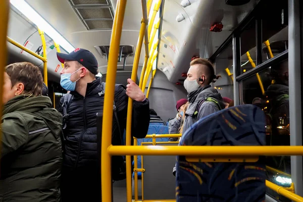 Moskau Russland Oktober 2020 Ein Junger Mann Einem Stadtbus Hört — Stockfoto