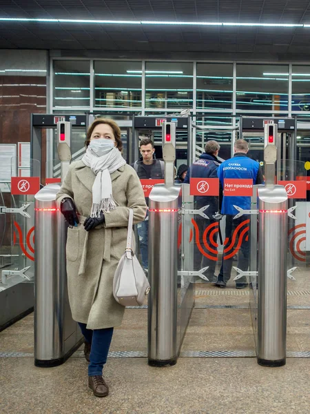 Пассажиры проходят через автоматические турникеты на станции метро "Москва". — стоковое фото